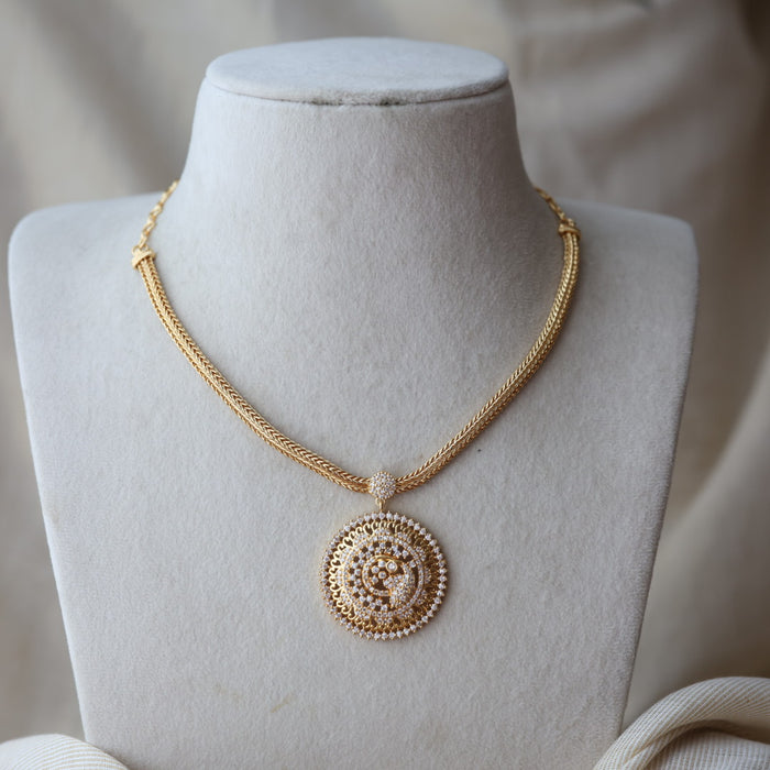 Heritage gold plated white stone short necklace H8292