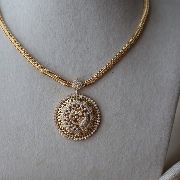 Heritage gold plated white stone short necklace H8292