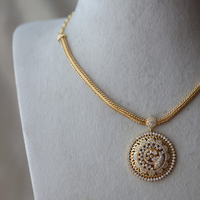 Heritage gold plated white stone short necklace H8292