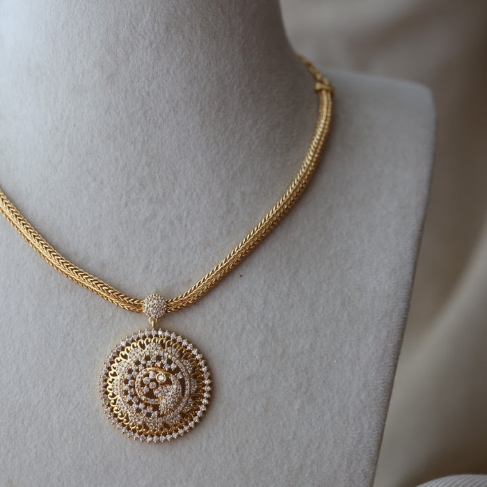 Heritage gold plated white stone short necklace H8292