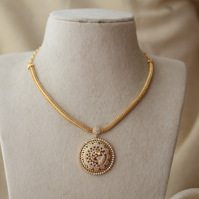 Heritage gold plated white stone short necklace H8292