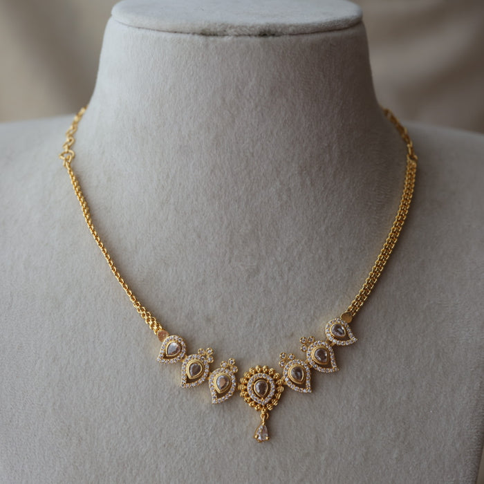 Heritage gold plated white stone short necklace H789