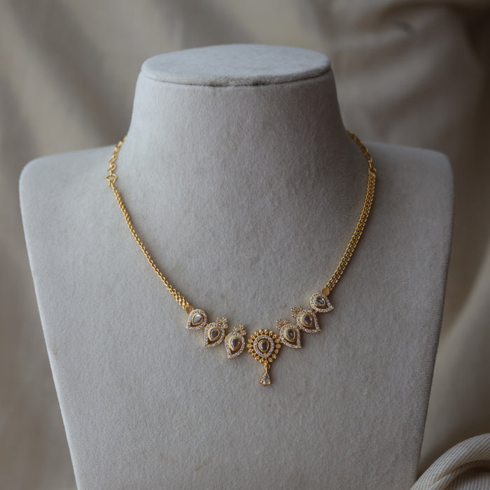 Heritage gold plated white stone short necklace H789