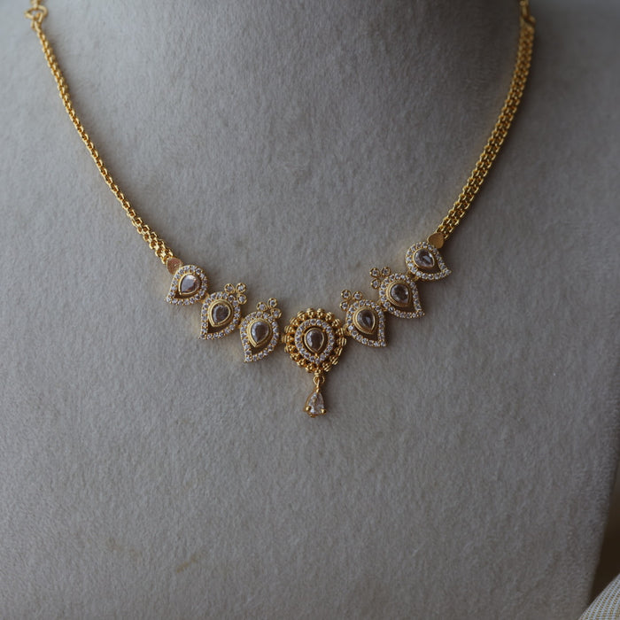 Heritage gold plated white stone short necklace H789