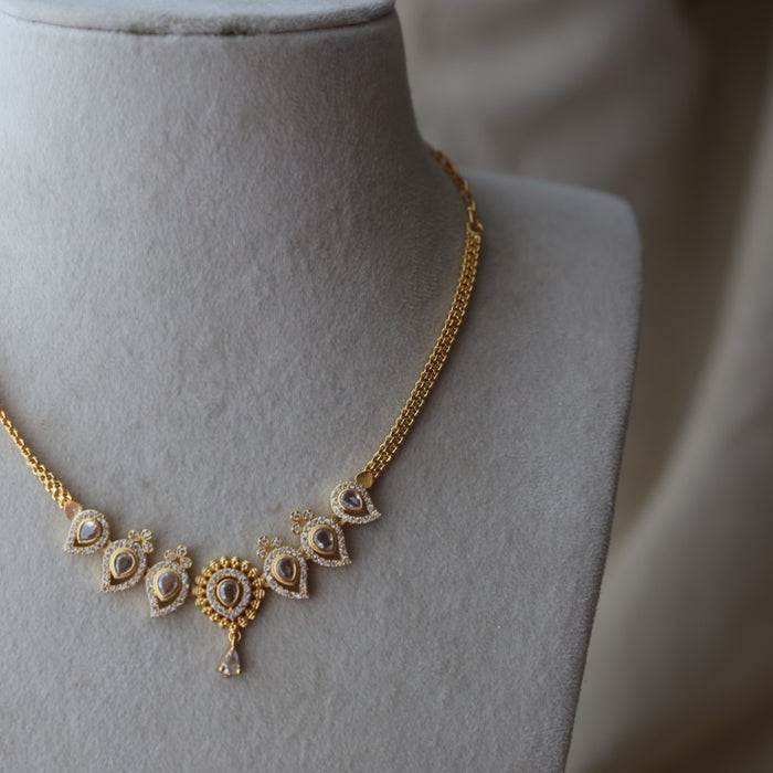 Heritage gold plated white stone short necklace H789