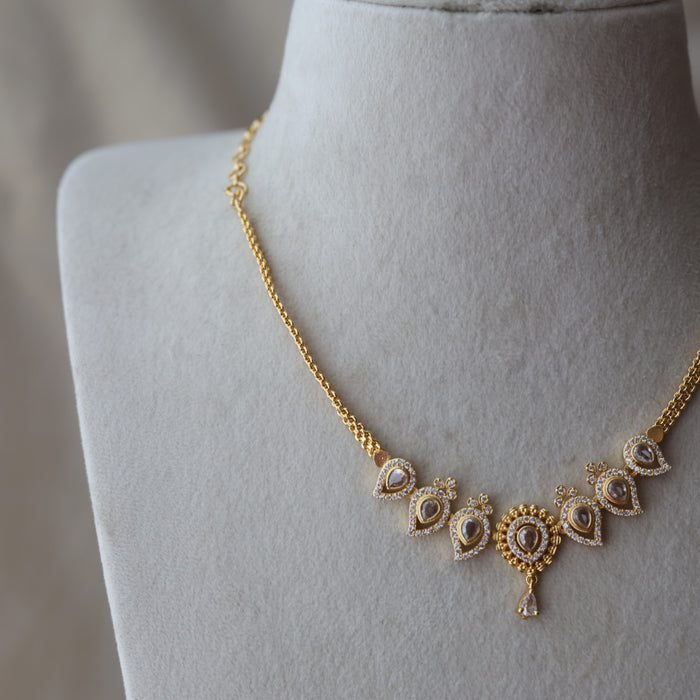 Heritage gold plated white stone short necklace H789