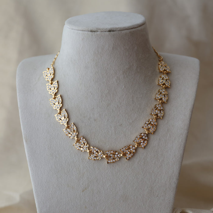 Heritage gold plated ruby white stone short necklace H7923