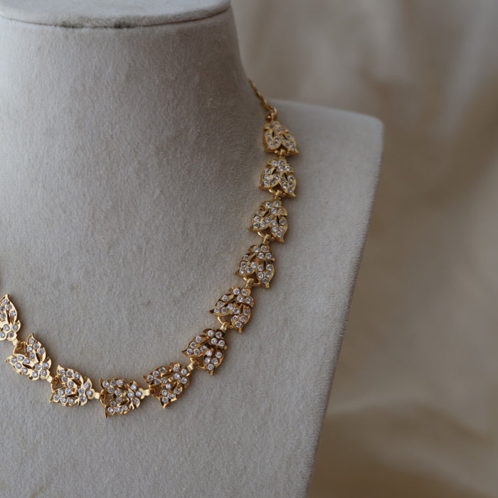 Heritage gold plated ruby white stone short necklace H7923