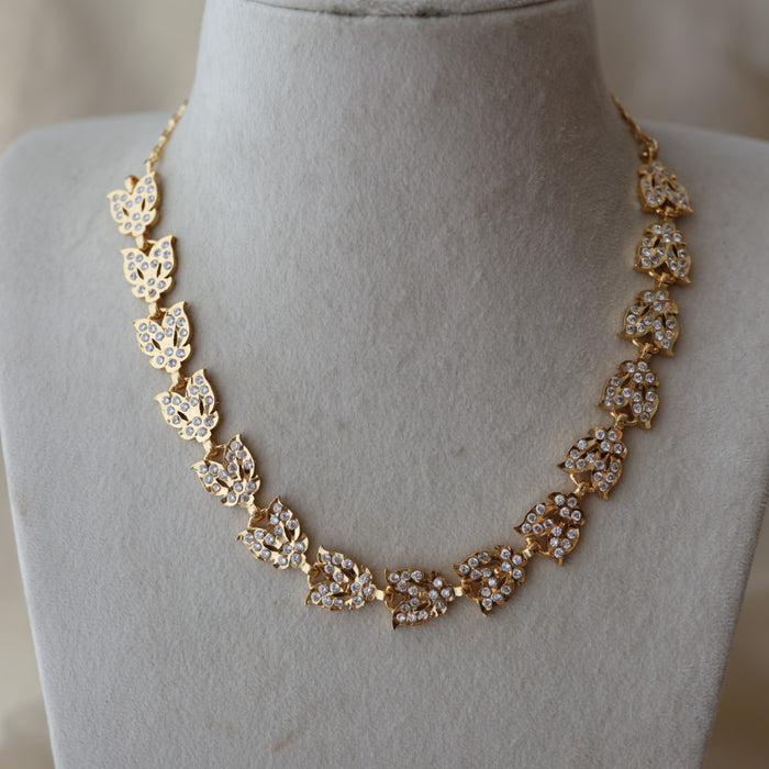 Heritage gold plated ruby white stone short necklace H7923
