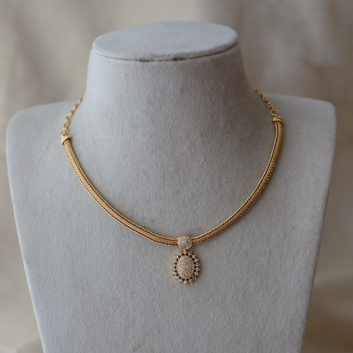Heritage gold plated white stone short necklace H7381