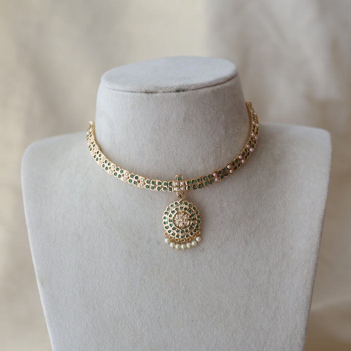 Heritage gold plated green and white stone short necklace H7923