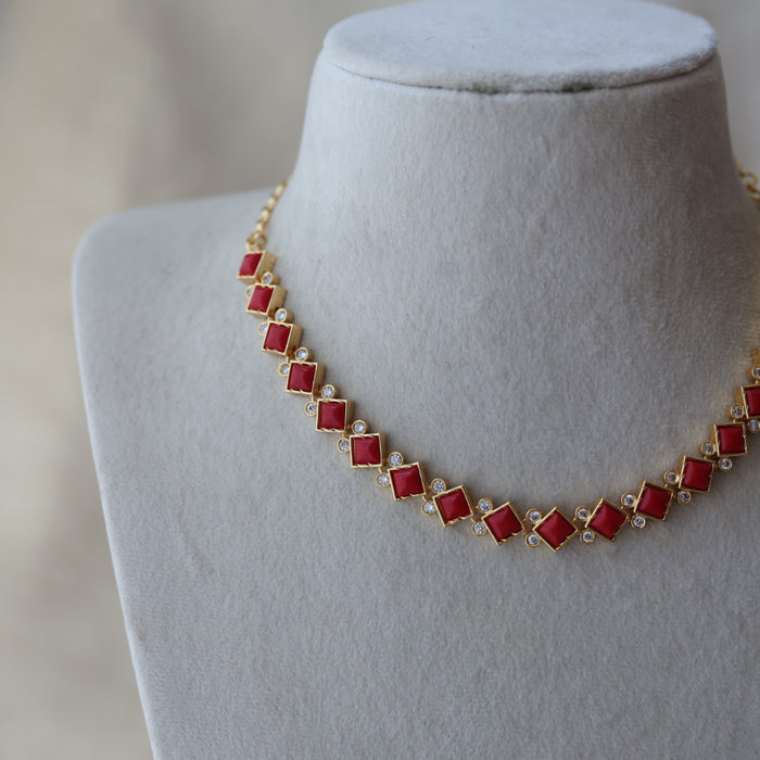 Heritage gold plated ruby white stone short necklace H6078