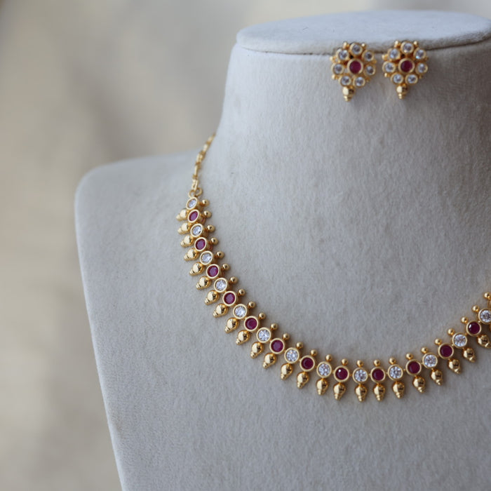 Heritage gold plated ruby white stone short necklace H8902