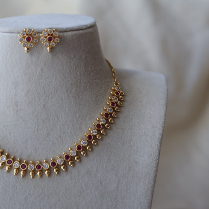 Heritage gold plated ruby white stone short necklace H8902