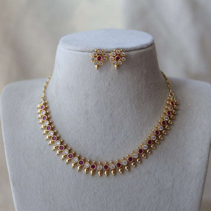 Heritage gold plated ruby white stone short necklace H8902