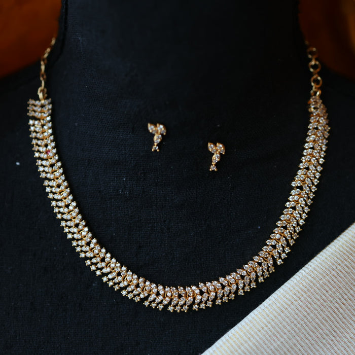 Heritage gold plated white stone short necklace H6700