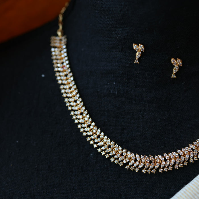 Heritage gold plated white stone short necklace H6700