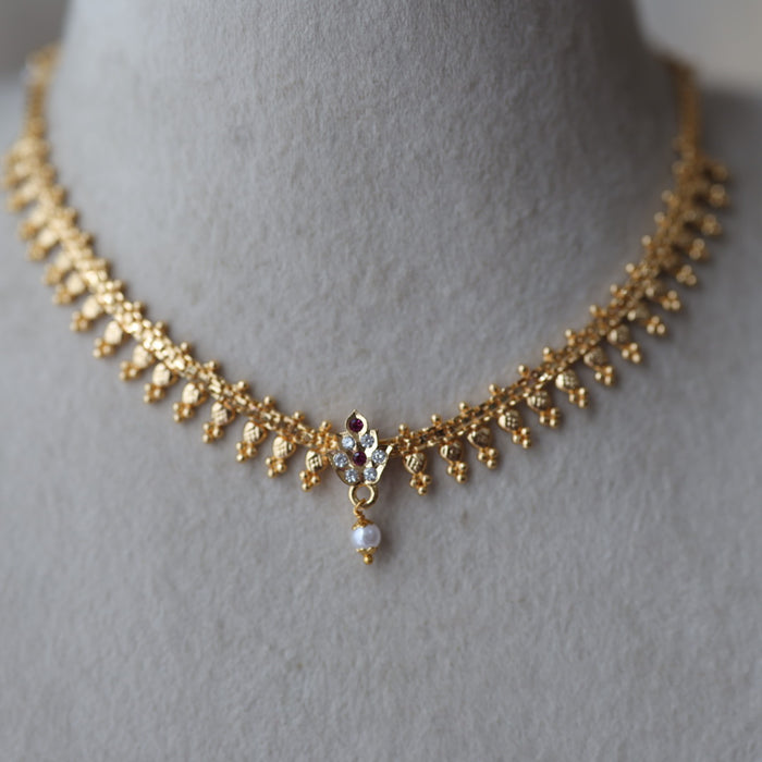 Heritage gold plated white stone short necklace H7431