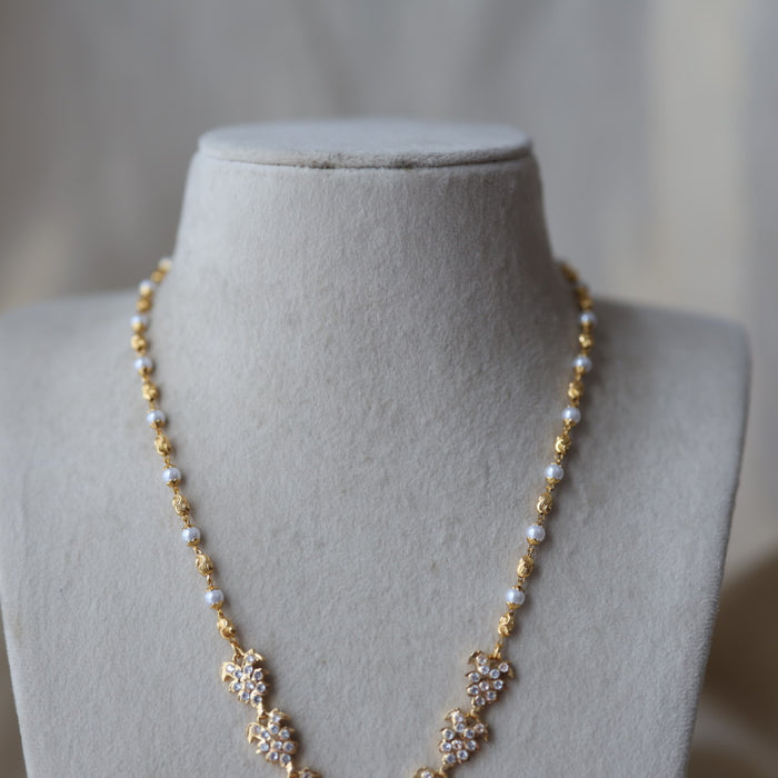 Heritage gold plated white stone short necklace H7431