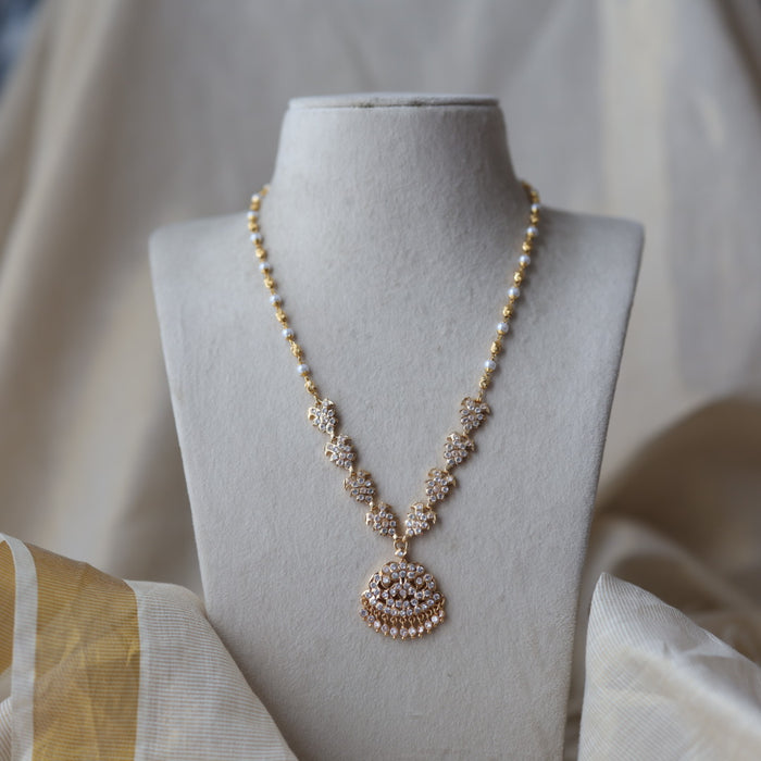 Heritage gold plated white stone short necklace H7431