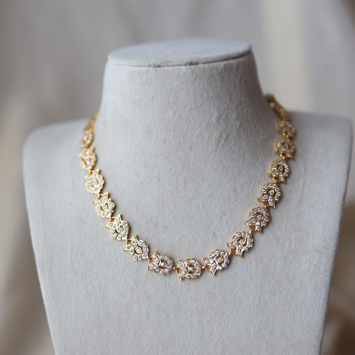Heritage gold plated white stone short necklace H927