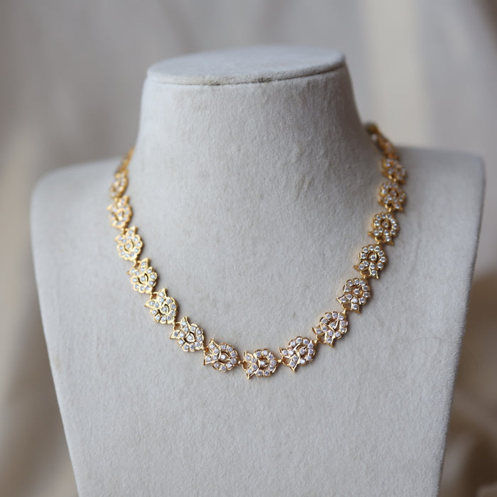 Heritage gold plated white stone short necklace H927