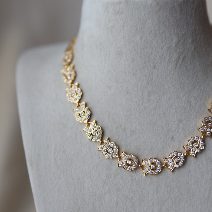 Heritage gold plated white stone short necklace H927