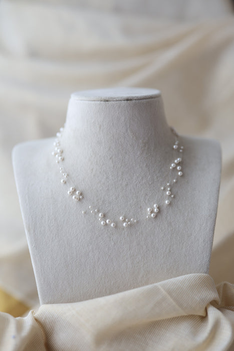 Invisible white pearl layer short necklace IN2380