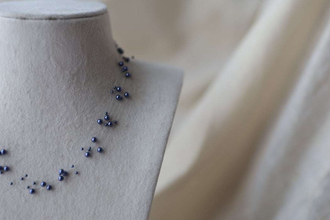 Invisible blue pearl layer short necklace IN1900