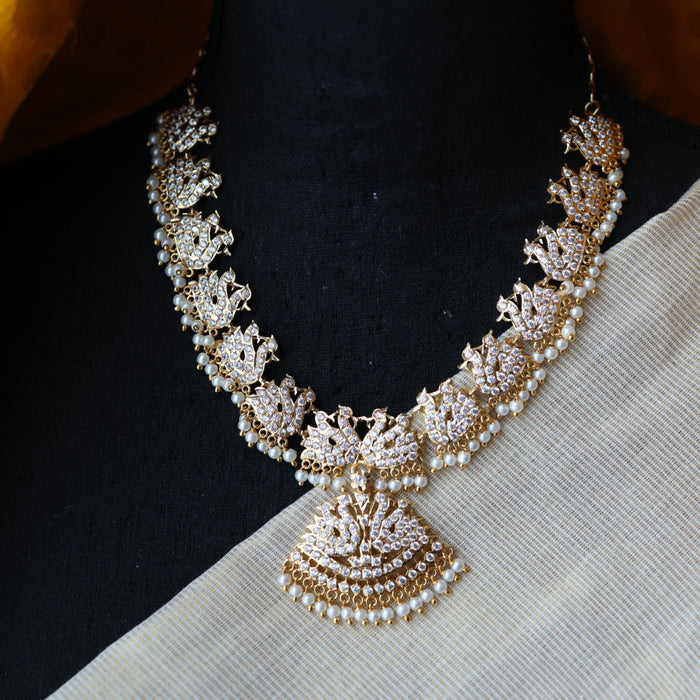 Heritage gold plated white stone short necklace H3531