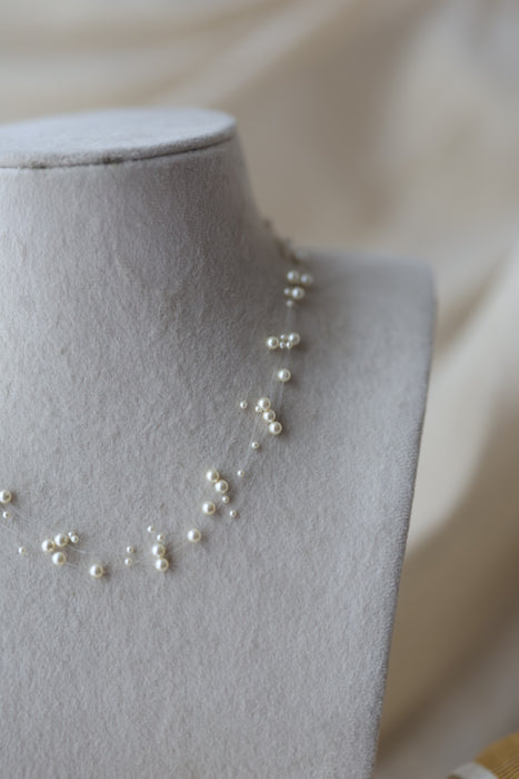 Invisible white pearl layer short necklace IN523