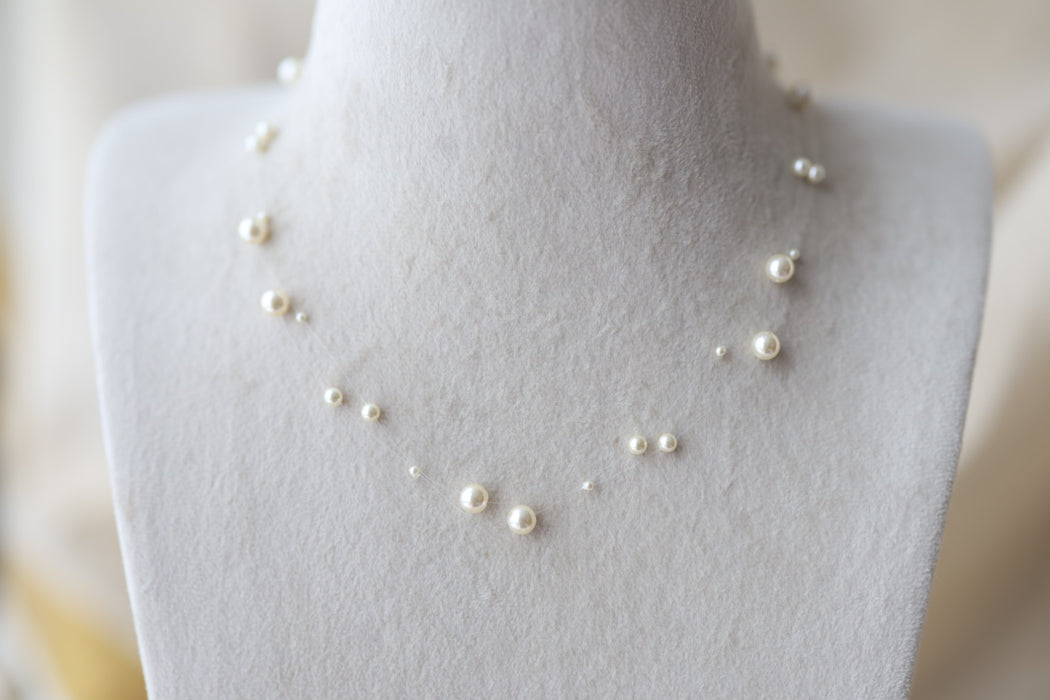 Invisible cream pearl layer short necklace IN1839