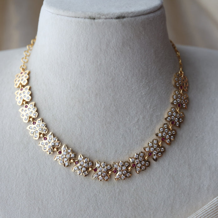 Heritage gold plated white stone short necklace H7394