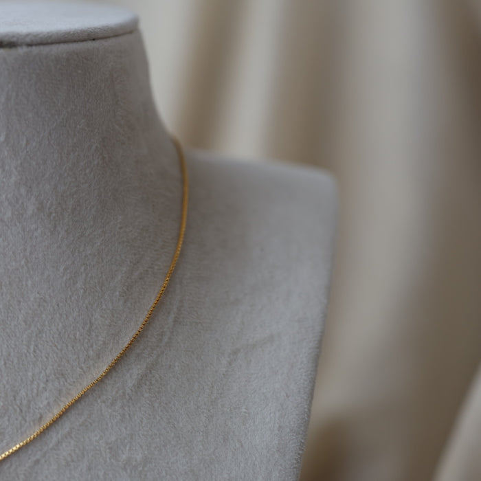 Heritage gold plated blue stone pendant chain HC0222