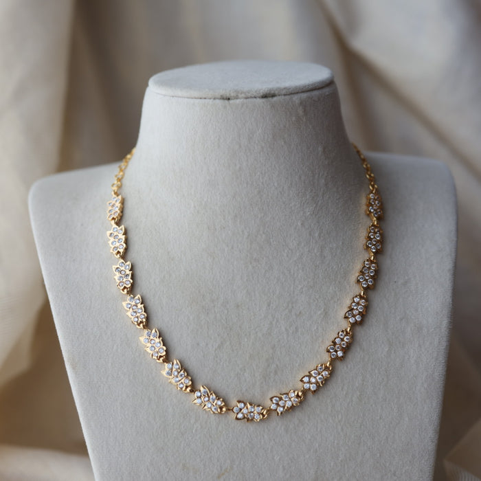Heritage gold plated ruby white stone short necklace H6922