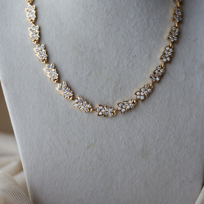 Heritage gold plated ruby white stone short necklace H6922