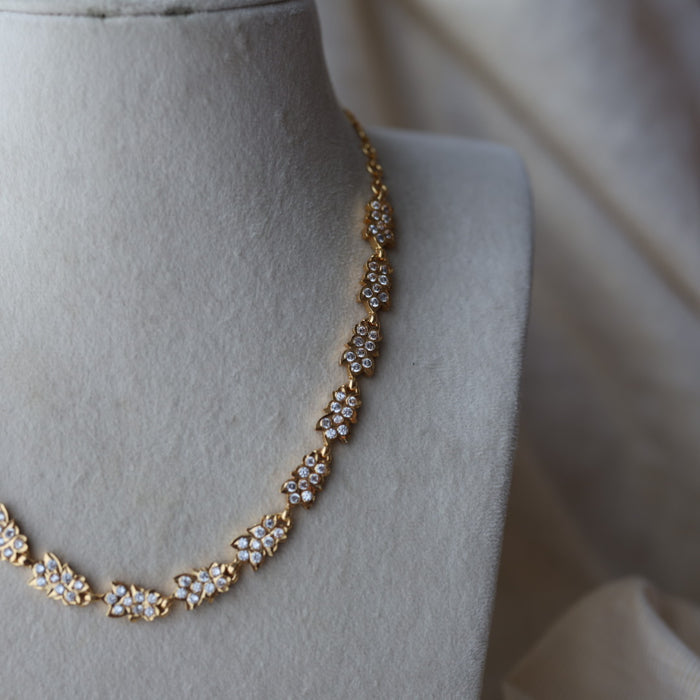 Heritage gold plated ruby white stone short necklace H6922