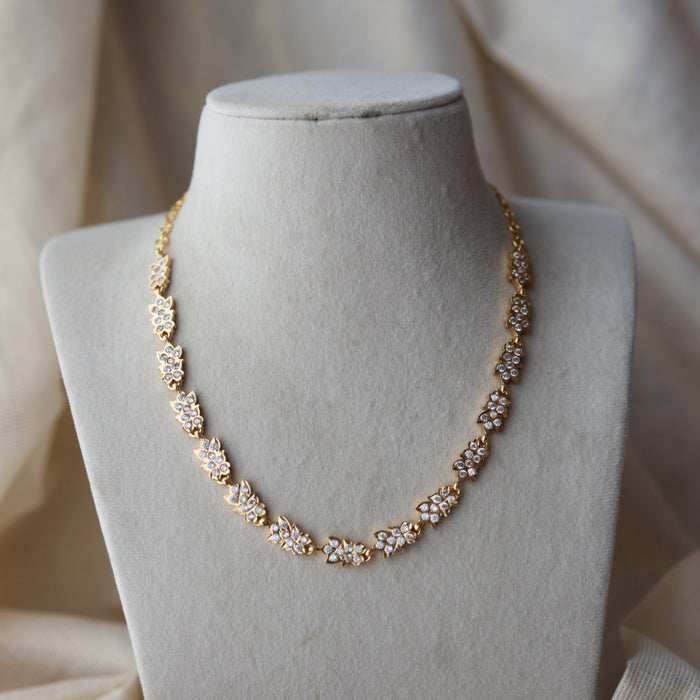 Heritage gold plated ruby white stone short necklace H6922
