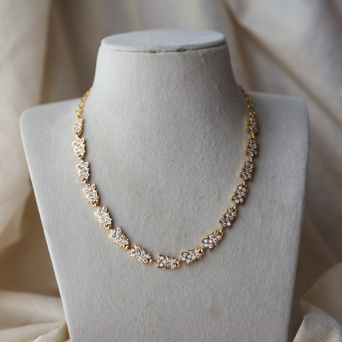 Heritage gold plated ruby white stone short necklace H6922