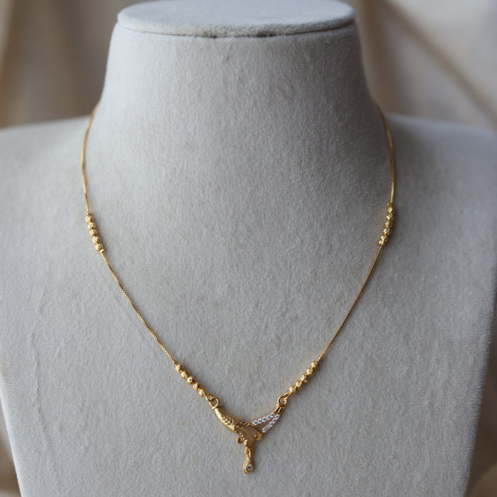 Heritage gold plated white stone short chain H822