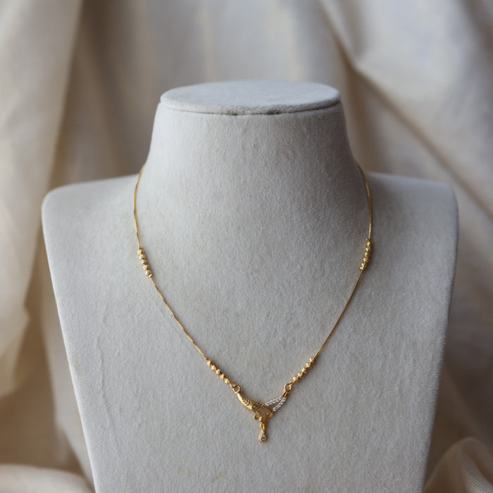 Heritage gold plated white stone short chain H822