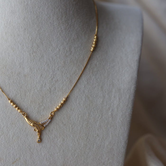 Heritage gold plated white stone short chain H822