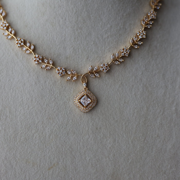 Heritage gold plated white stone short necklace with earrings  H80113