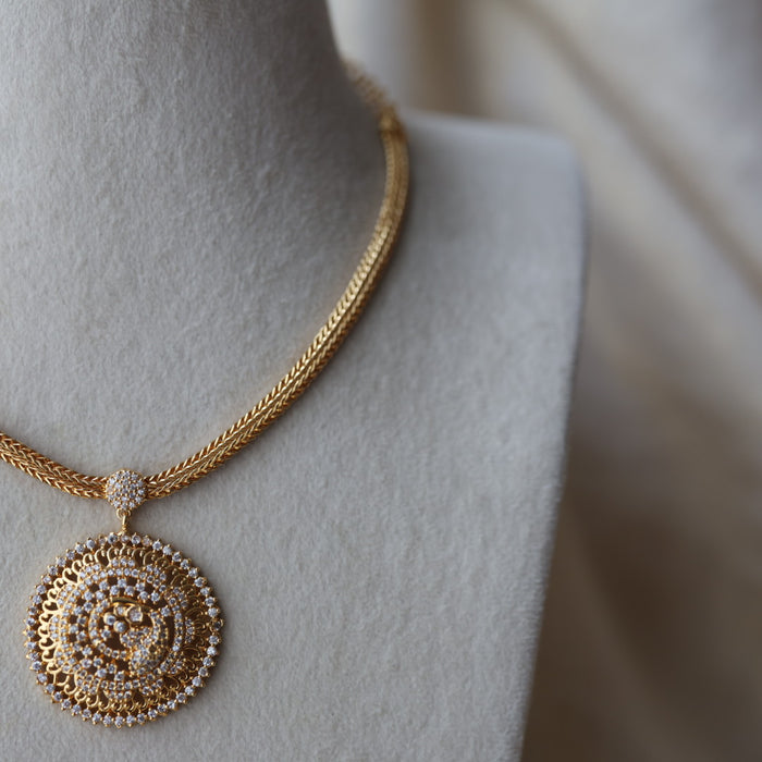 Heritage gold plated white stone short necklace H1923