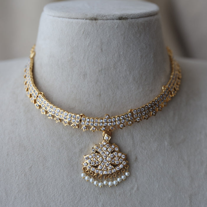 Heritage gold plated white stone short  necklace H8645