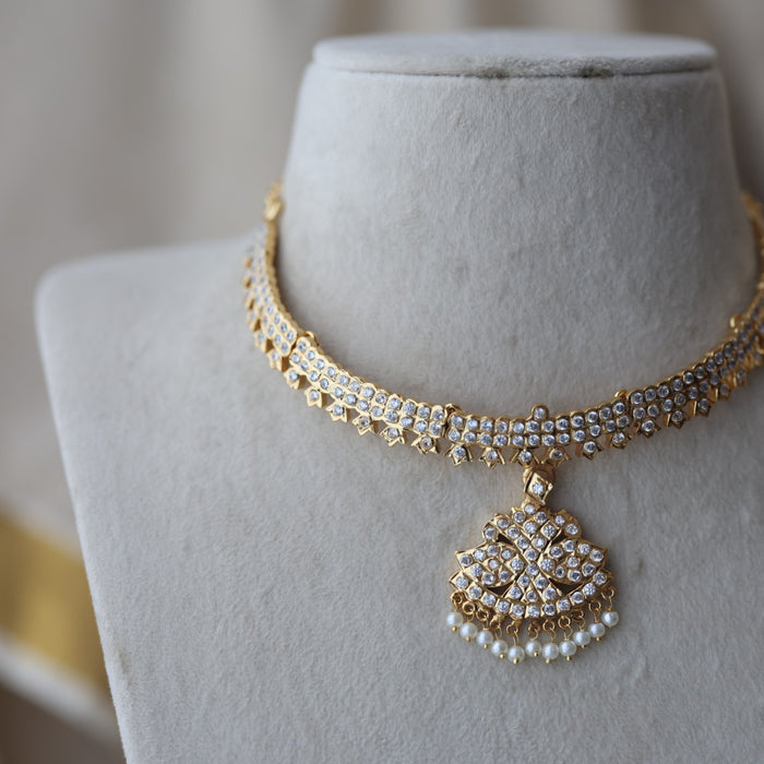 Heritage gold plated white stone short  necklace H8645
