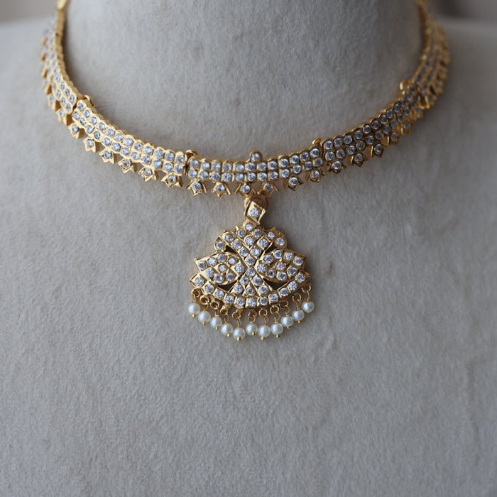 Heritage gold plated white stone short  necklace H8645