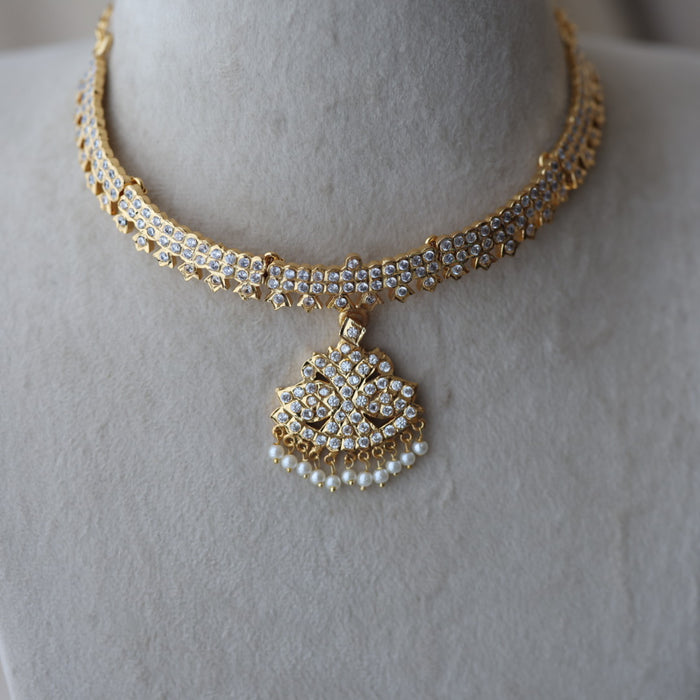 Heritage gold plated white stone short  necklace H8645