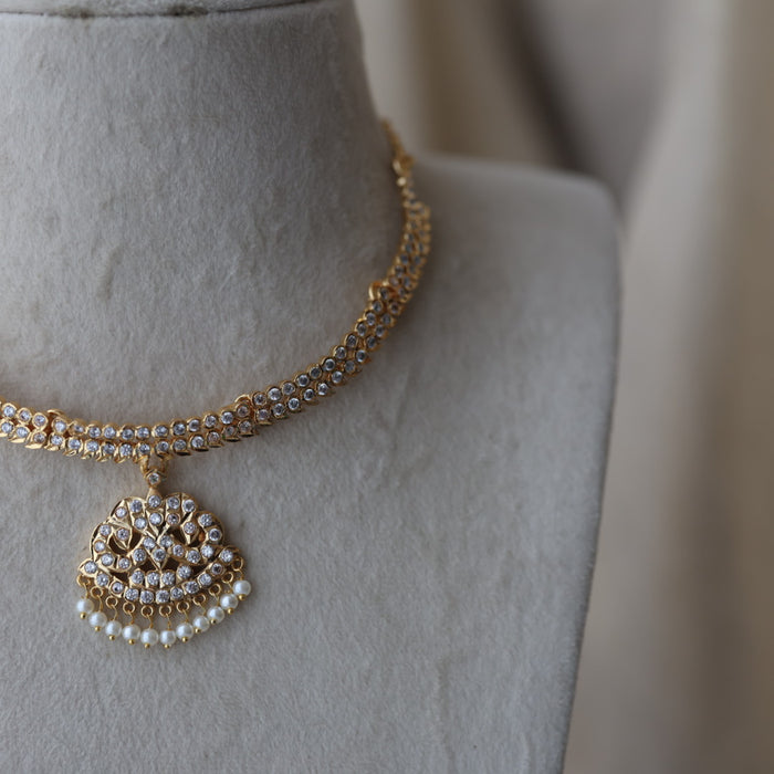 Heritage gold plated white stone short  necklace H8311