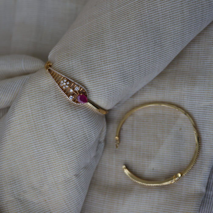 Heritage gold plated white stone bangle -One size fits all  HB6899